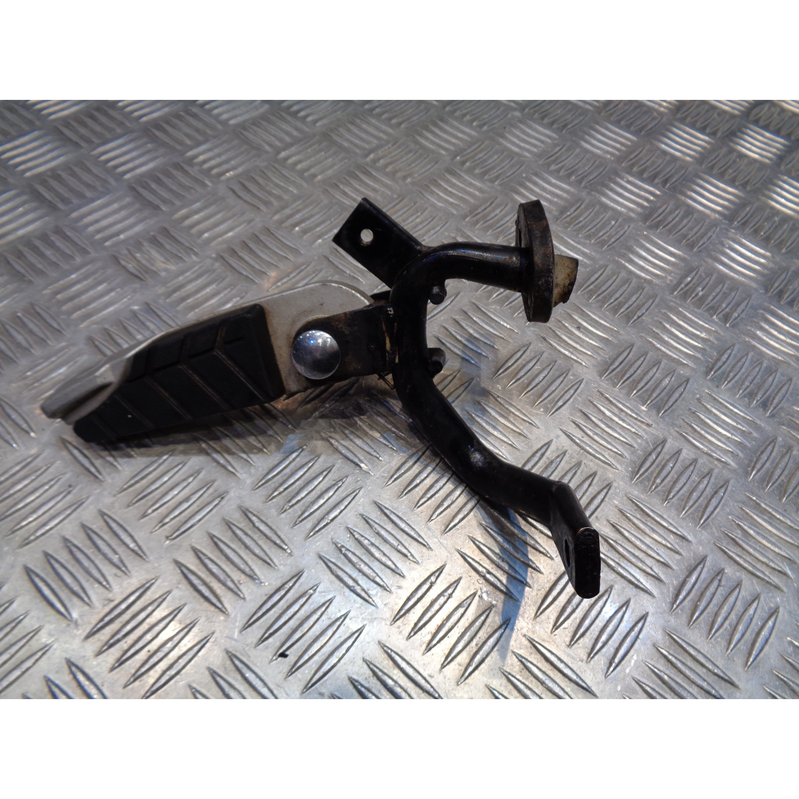 platine repose cale pied arriere gauche scooter sym 250 gts