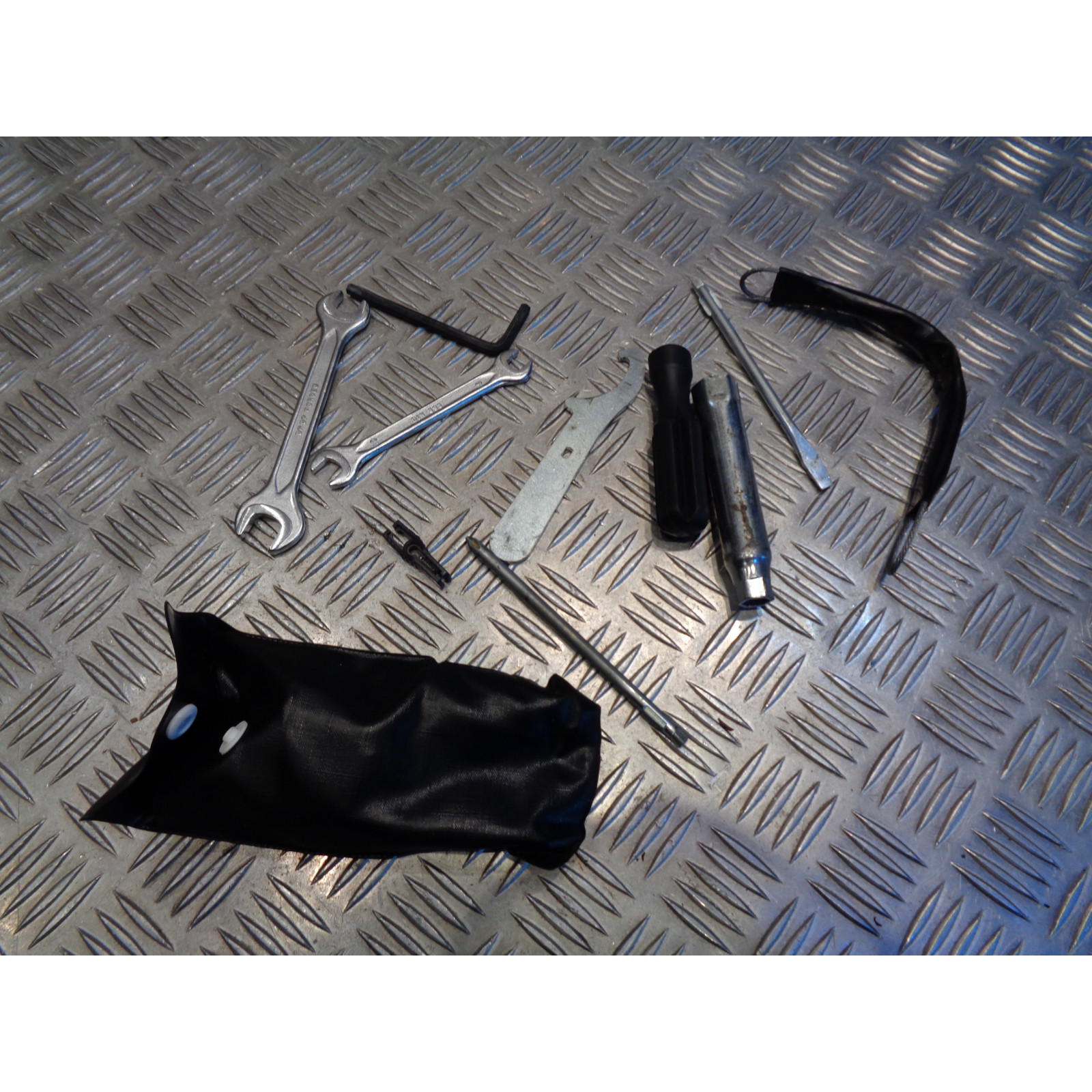 boite trousse outils scooter honda fes 125 pantheon 4 temps jf12a 2003 - 07