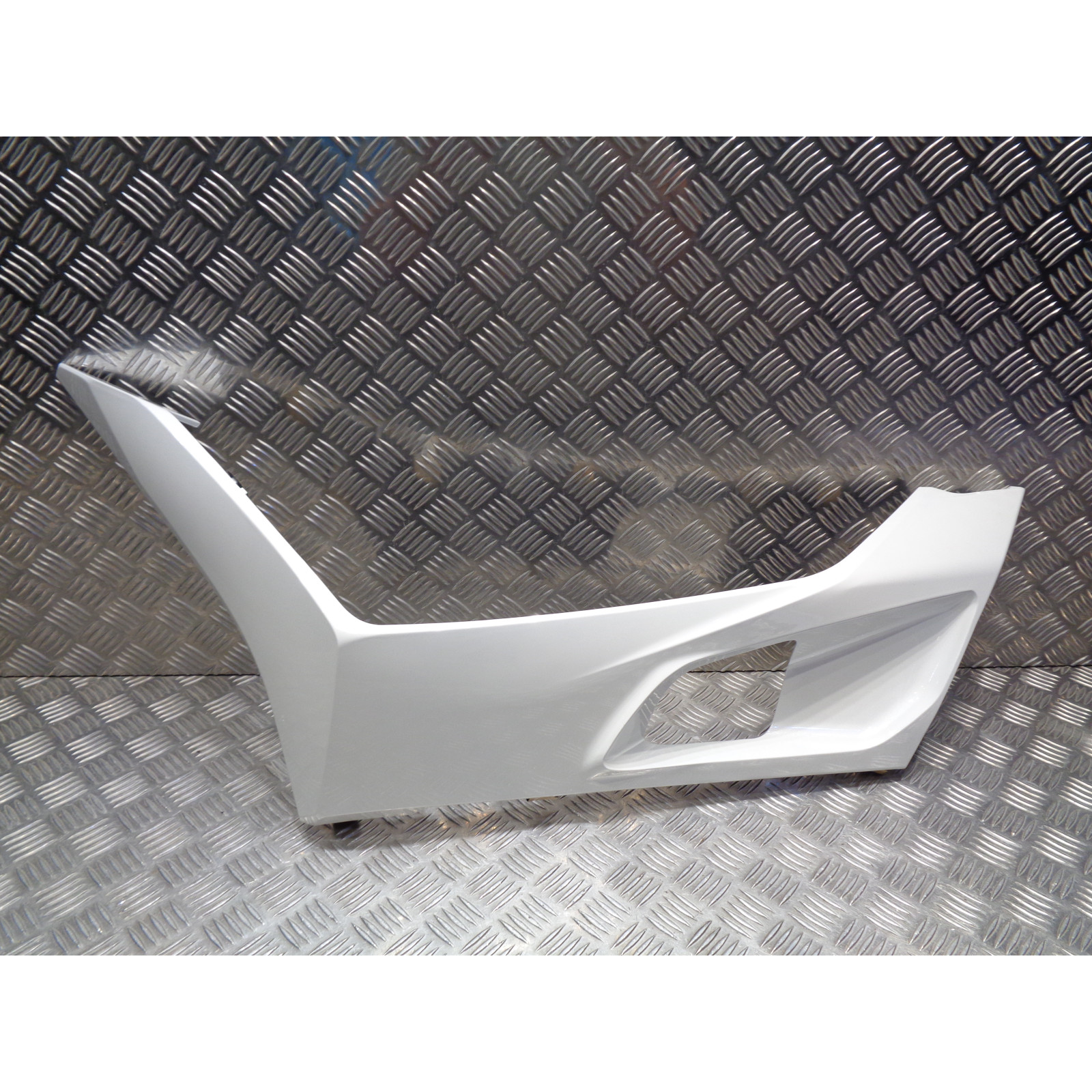 cache bas de caisse gauche carenage sabot blanc scooter honda 125 pcx apres 2021carrosserie