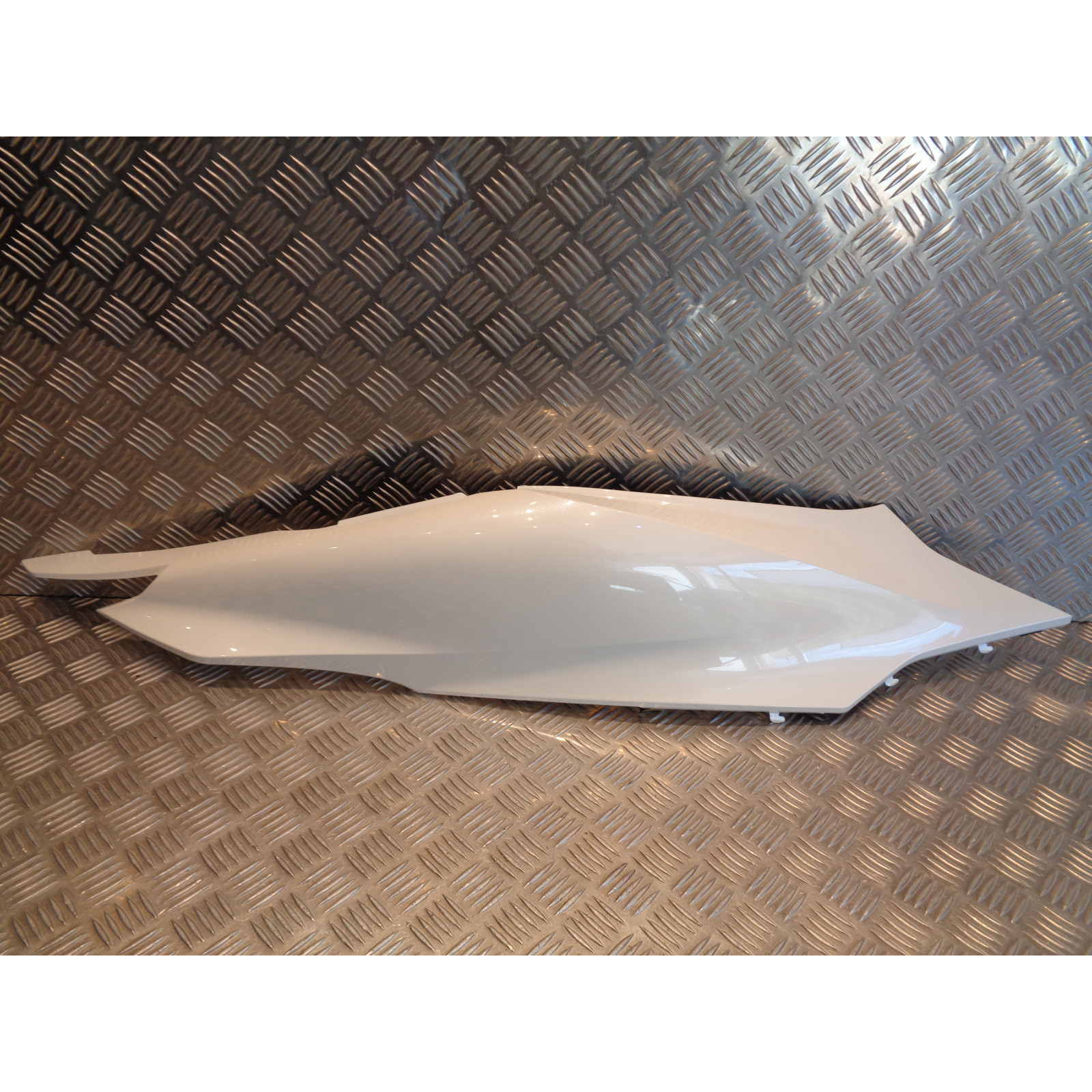 cache lateral arriere droit coque blanc scooter honda 125 pcx apres 2021carrosserie carenage