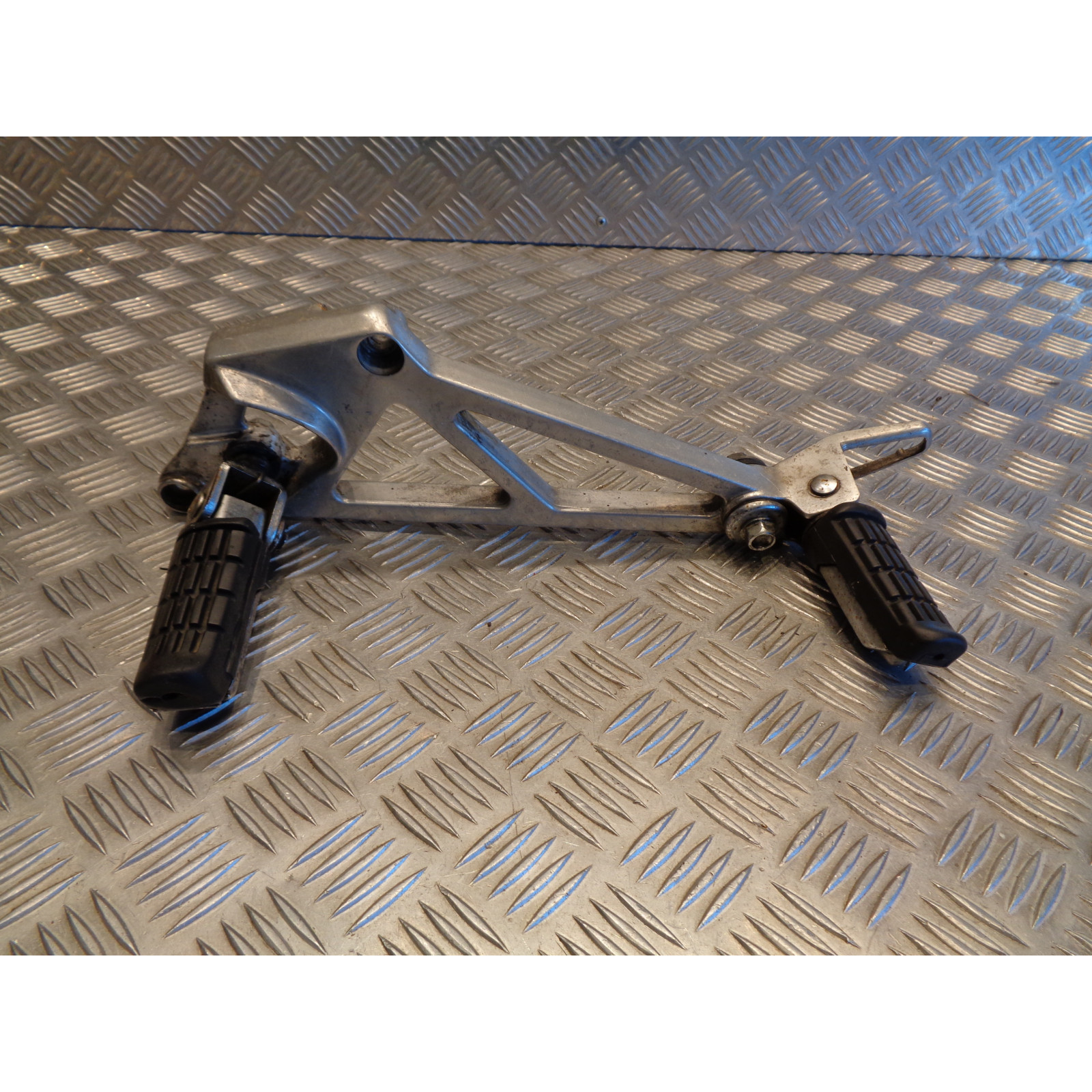 platine repose cale pied gauche moto honda vf 1000 f sc15