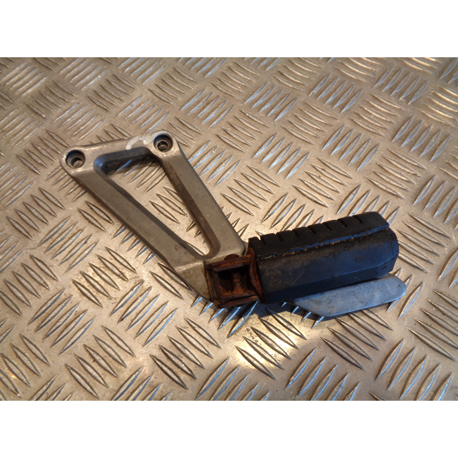 platine repose cale pied arriere gauche moto aprilia 125 tuareg