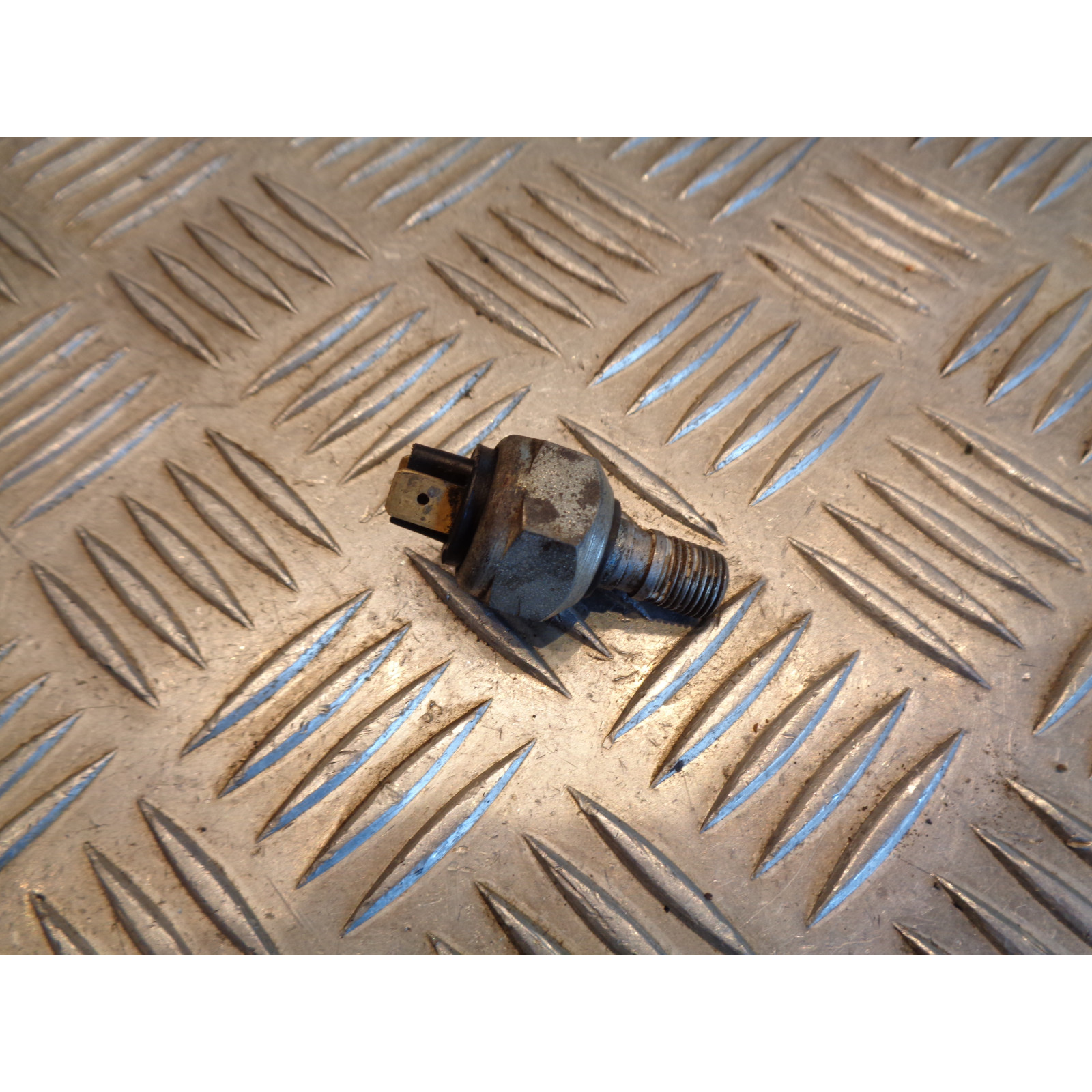 capteur frein arriere contacteur feu stop moto aprilia 125 tuareg