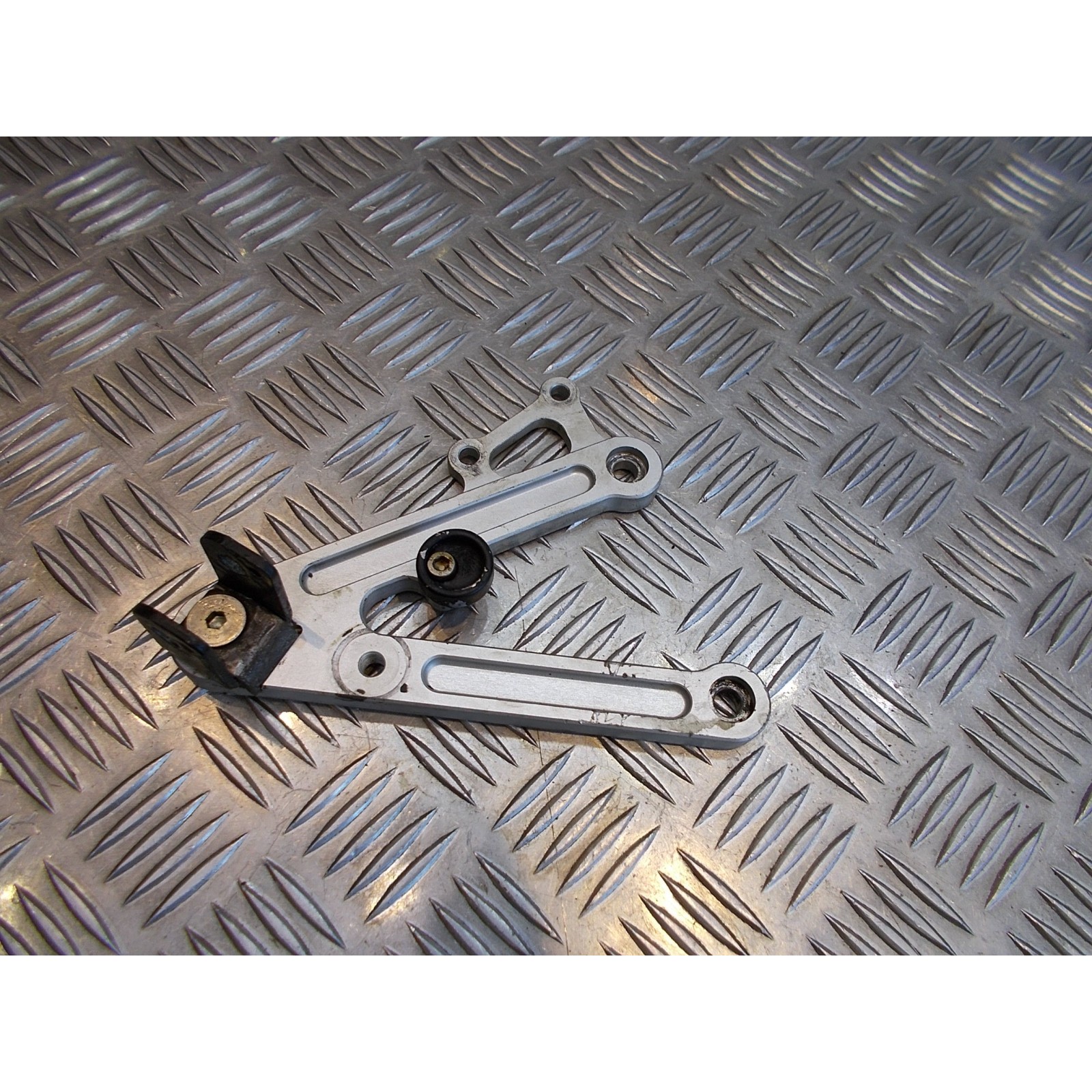 platine de support cale repose pied avant droit avd moto peugeot 50 xr6