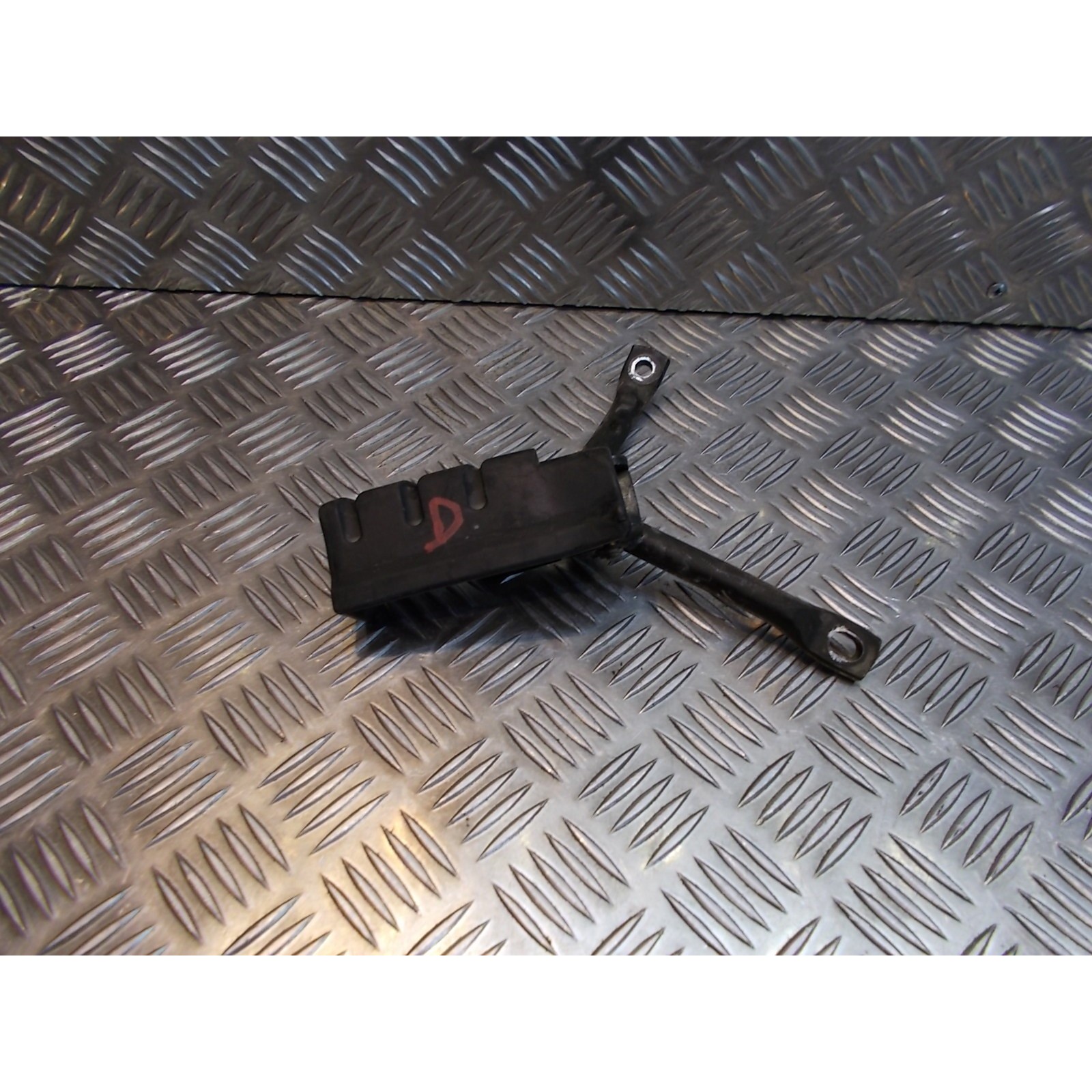 platine repose cale pied arriere droit scooter honda 125 dylan