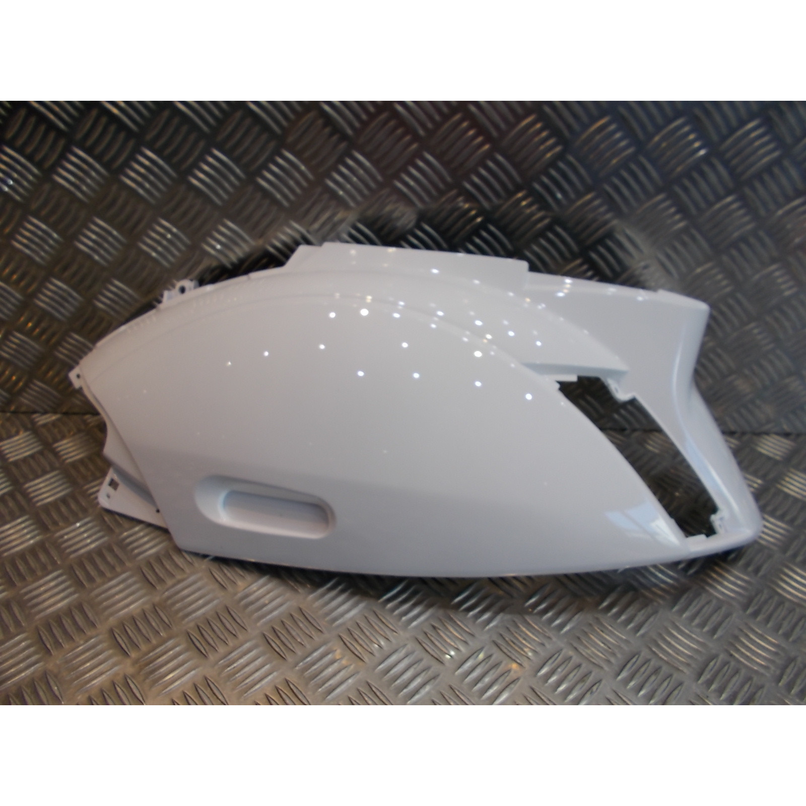 cache plastique coque gauche carenage lateral scooter piaggio 50 zip apres 2000 blanc p2r