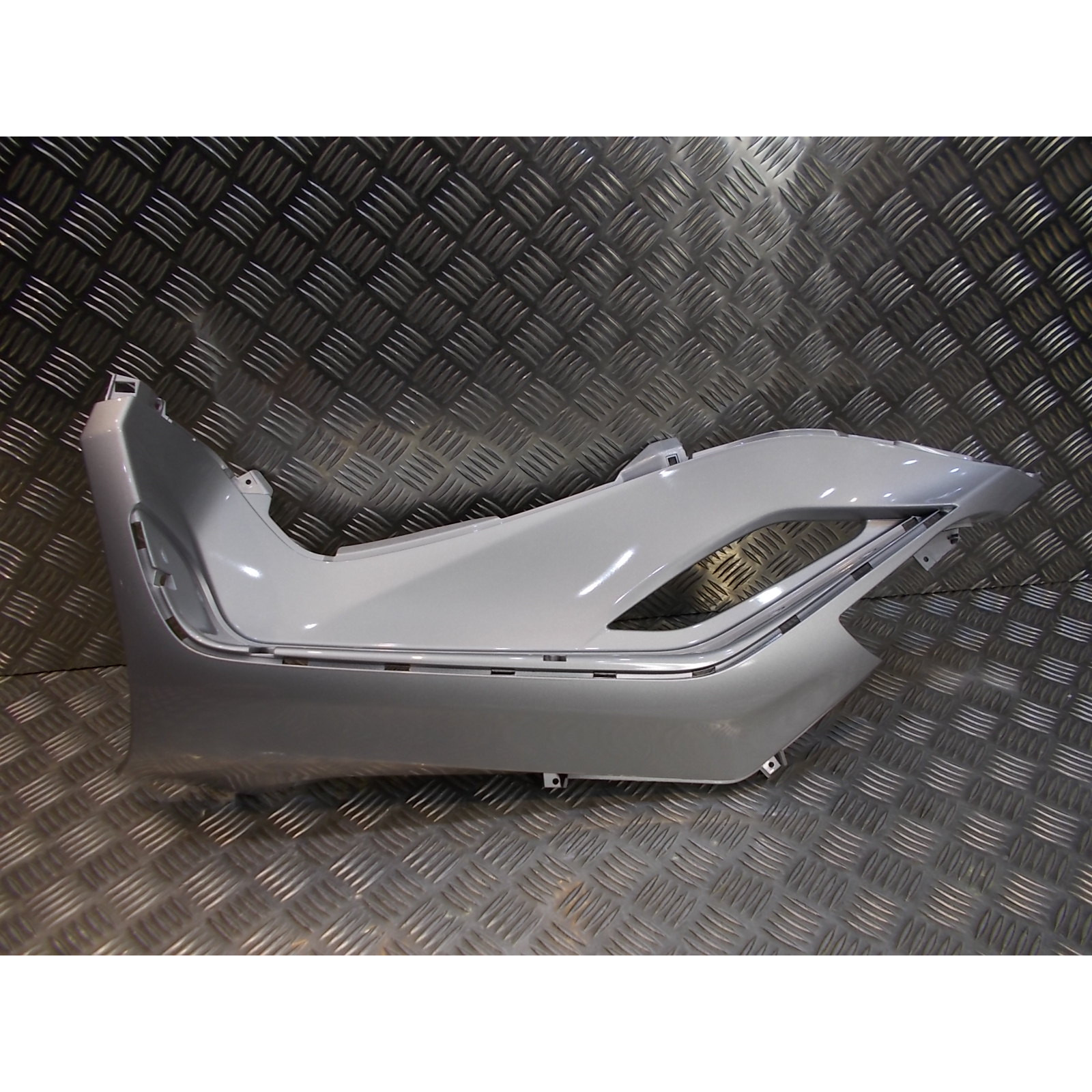 cache repose pied gauche carenage 65737850eu scooter piaggio 125 300 mp3 2011 - 15 carrosserie