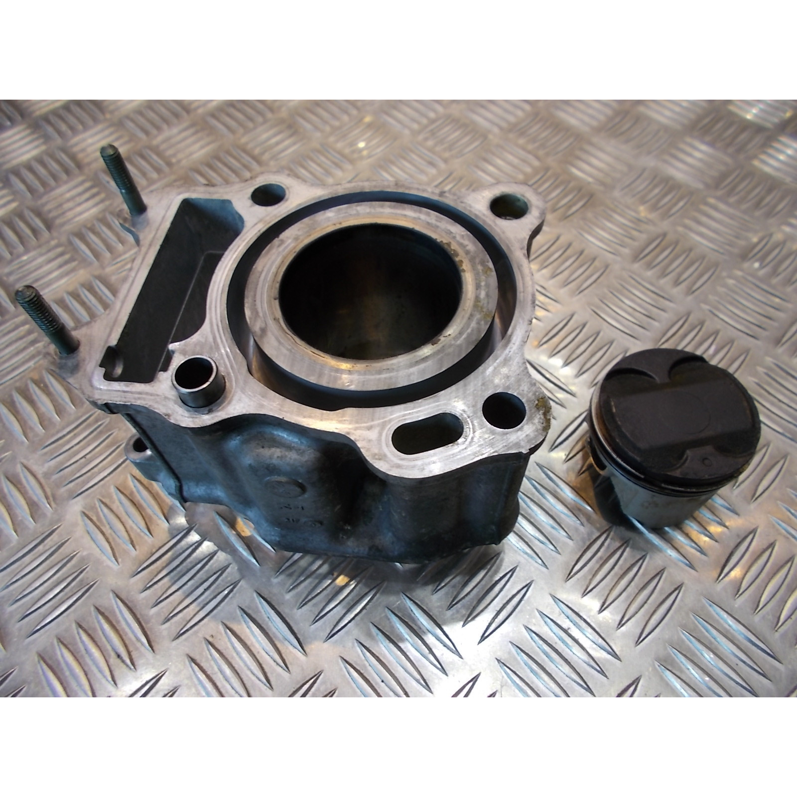 cylindre piston moteur scooter suzuki uc 125 epicuro