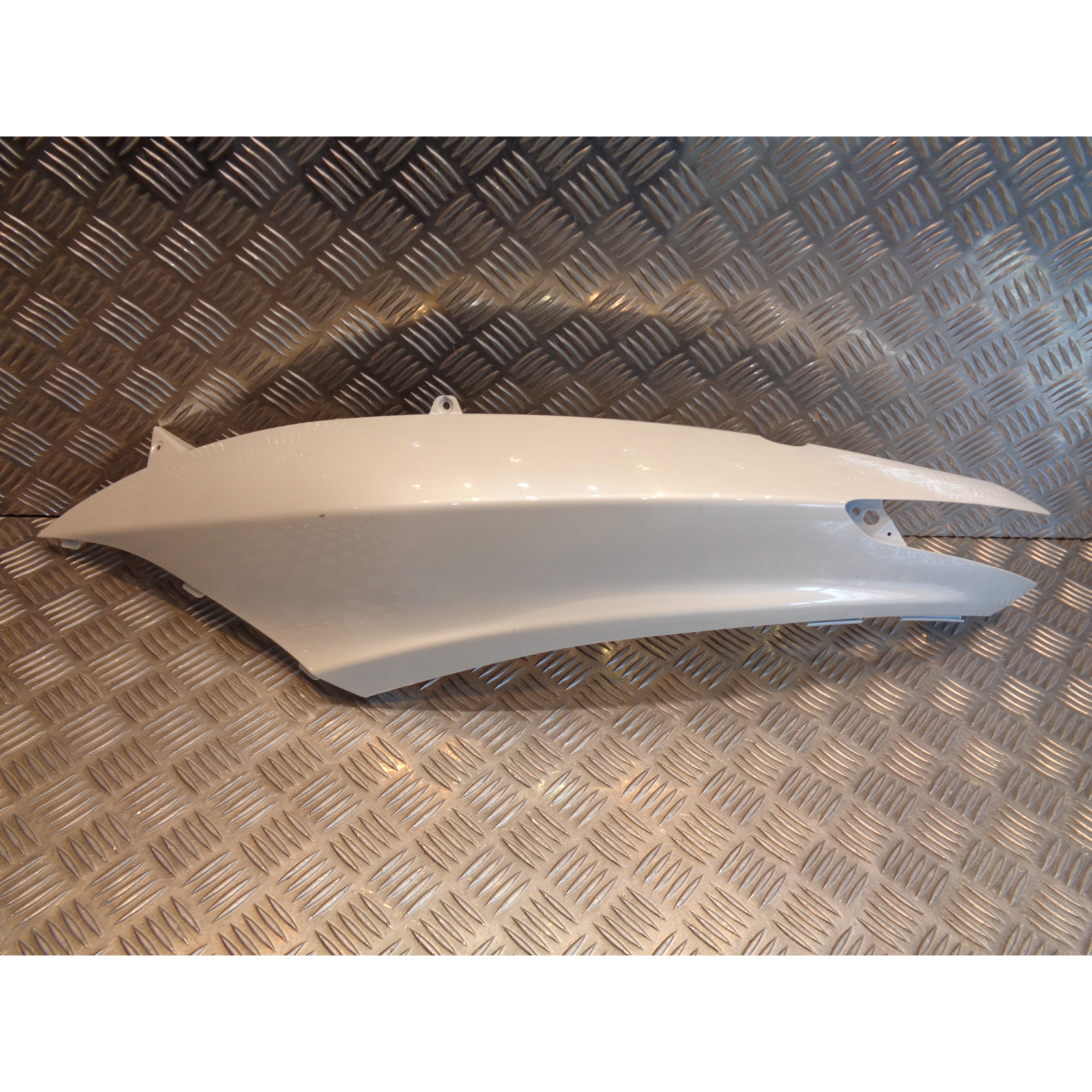 cache aile arriere gauche 65738000BT scooter piaggio 125 300 mp3 blanc 566 carenage carrosserie